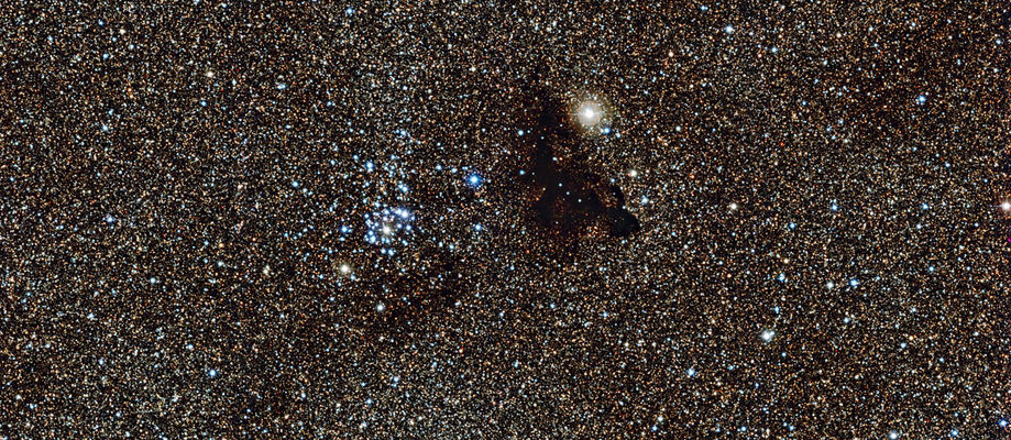 NGC 6520, Barnard 86, skuggaþoka, stjörnuþyrping