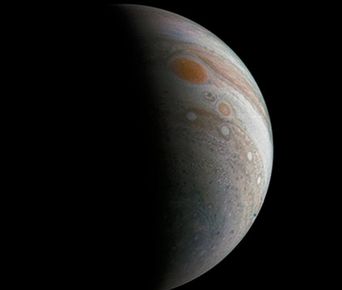 Juno eygir Stóra rauða blettinn á Júpíter